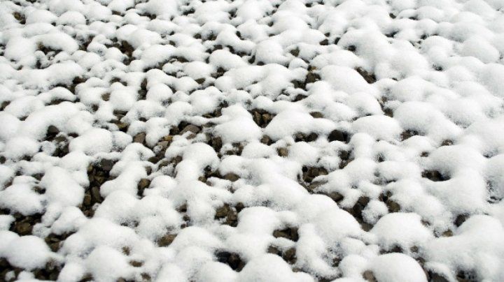 Inexplicabil: Mii de bulgări de zăpadă, surprinși la malul unei ape