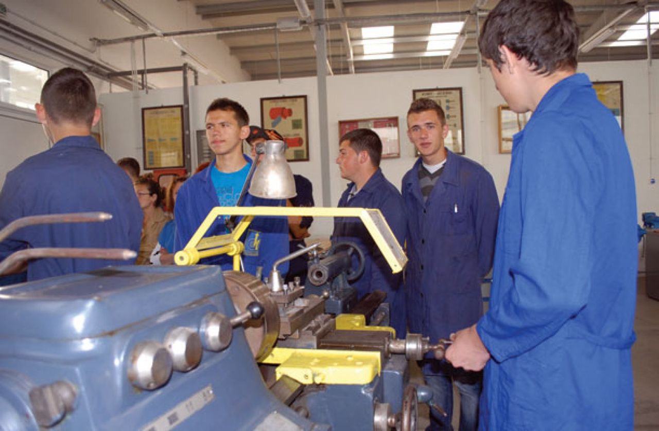 Europarlamentar, despre învățământul profesional dual aprobat