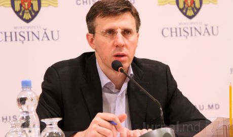 Chirtoacă a mai cerut ca toţi funcţionarii să-şi facă publică averea pe pagina electronică a primăriei.
