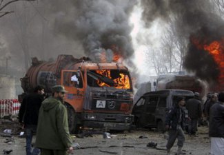 Заминированный автомобиль с тремя смертниками врезался в ограду рядом с консульством. Фото: 1news.az