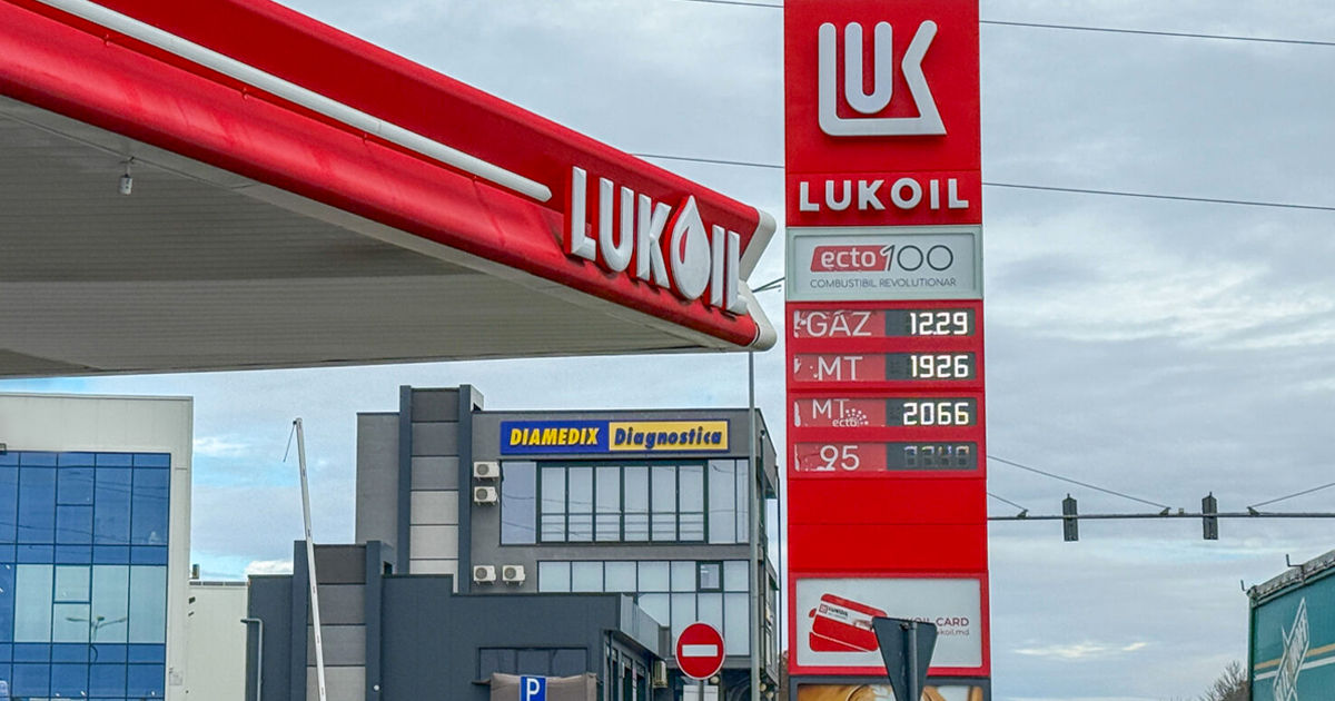 Plata cu cardul la benzinăriile Lukoil din Moldova, suspendată din cauza blocării conturilor.