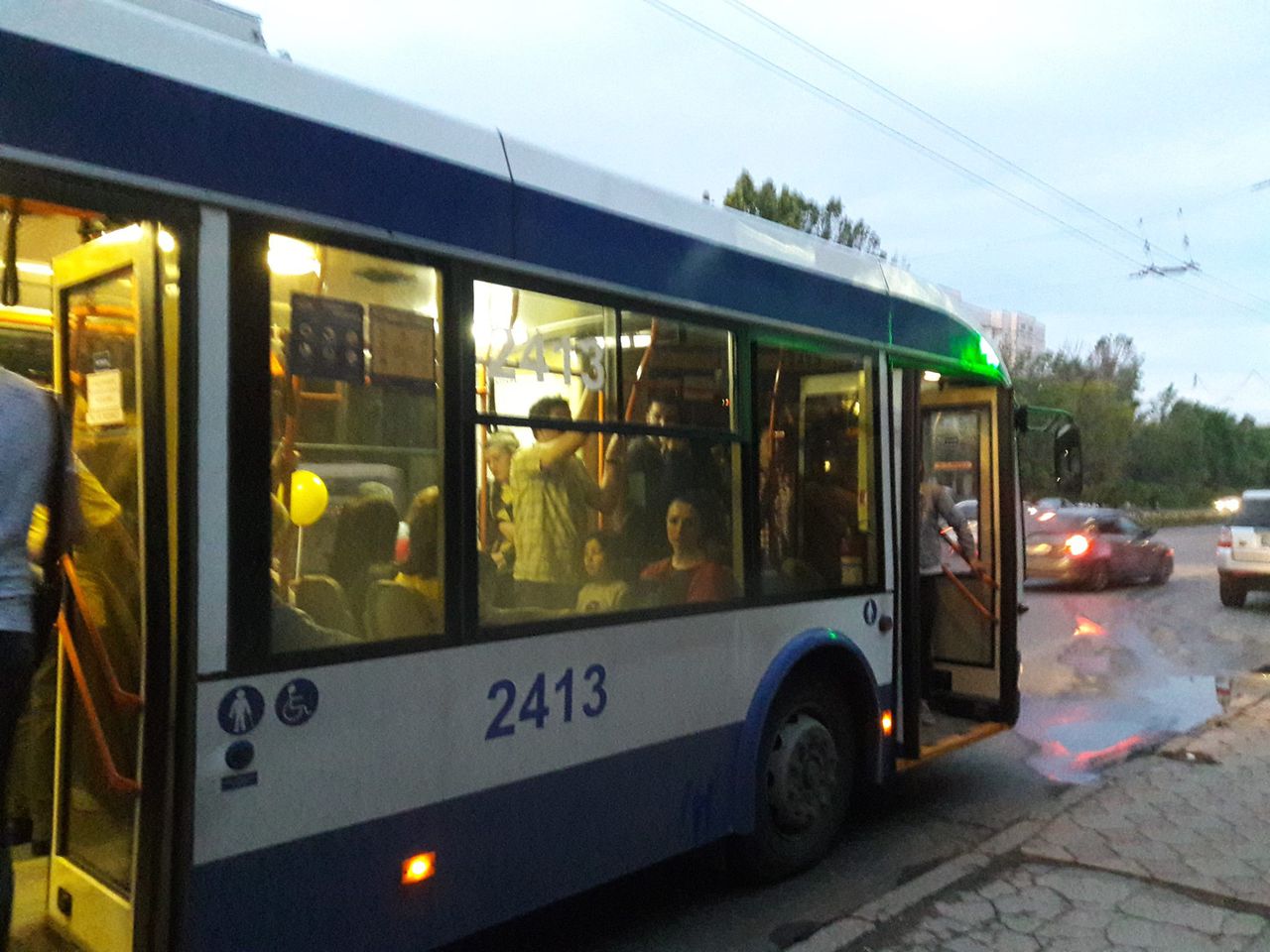 O tânără a fost agresată după ce a filmat copii ai străzii mergând agățați de scara troleibuzului. 