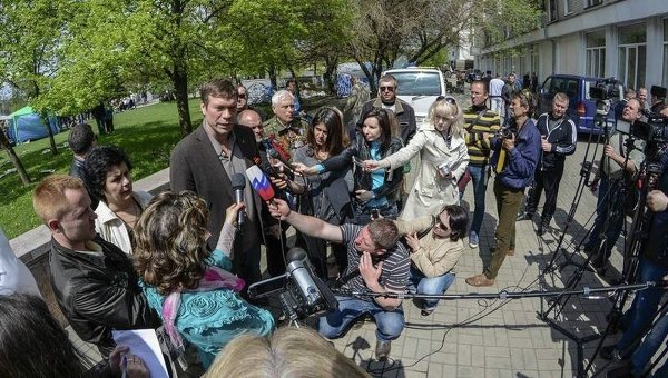 "Мне говорили, что тут вооруженные боевики, но оказалось, что здесь все местные, которые обороняются совсем от других вооруженных людей", — сказал Царев.
