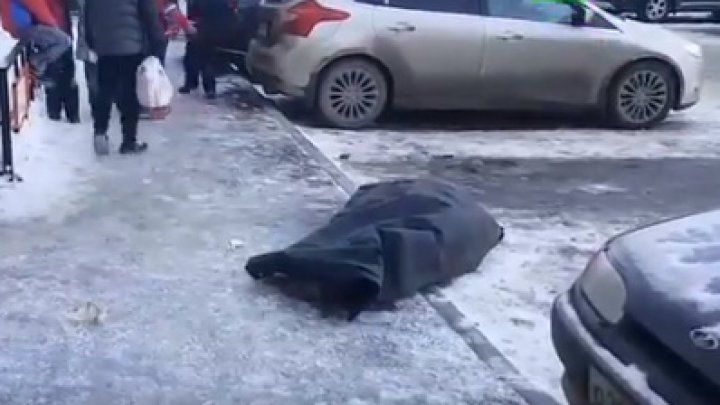 Imagini revoltătoare. Bărbat căzut de la etaj, lăsat printre copii. Foto: publika.md