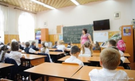 Un număr de şase sute de copii din toată ţara nu merg la şcoală. Cifra este de trei ori mai mare decât raportau până în prezent Direcţiile raionale de învăţământ.