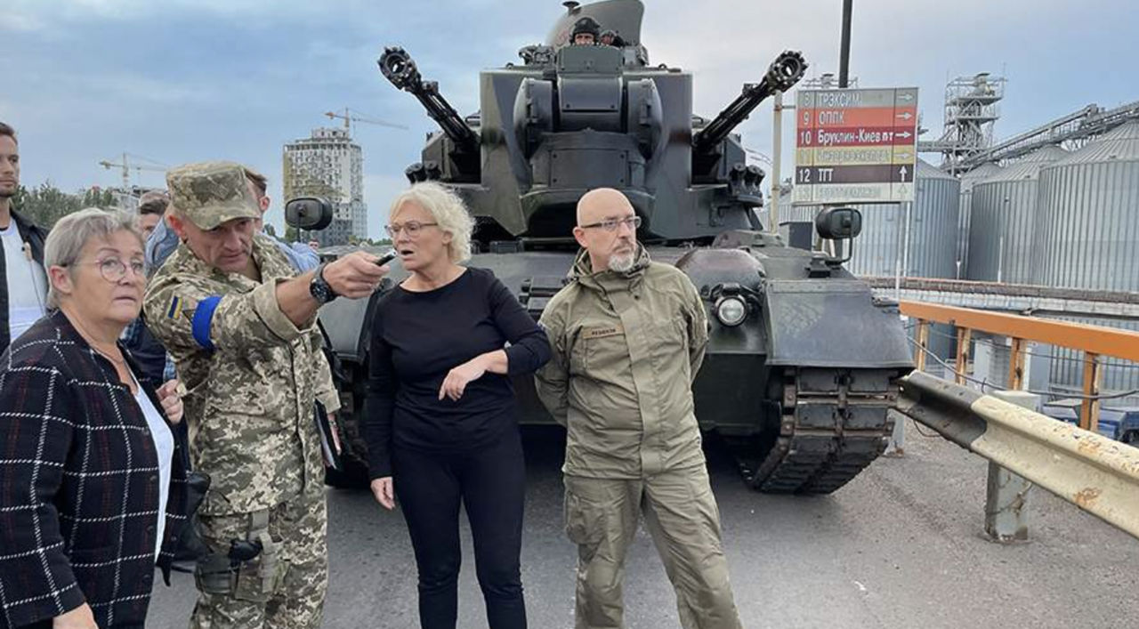 Welt: Глава Минобороны ФРГ прибыла с необъявленным визитом в Одессу.