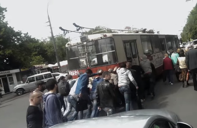 Пассажирам троллейбуса, чтобы продолжить путь, пришлось помочь водителю.