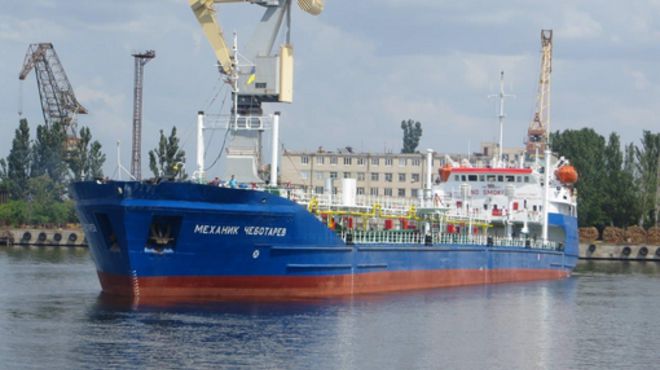 Судно сопроводили в порт Триполи, где у экипажа конфисковали документы и мобильные телефоны.