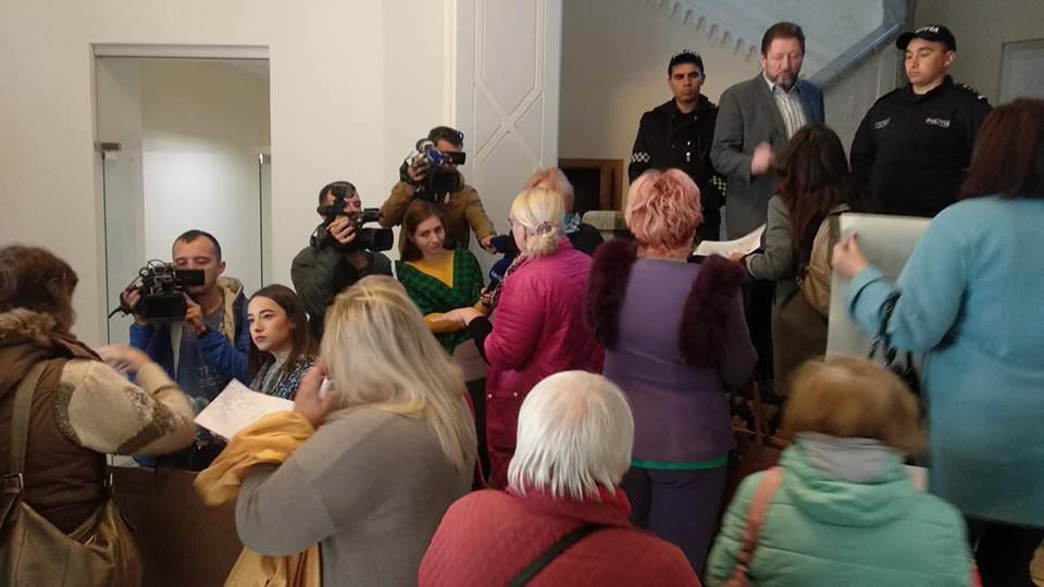 В примэрии прошел протест против незаконного строительства двух домов.
