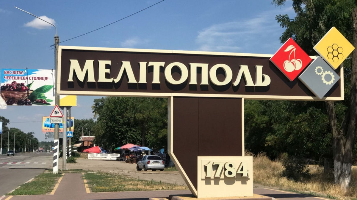 Жителя Мелитополя оштрафовали из-за фото у стены с надписью "Смерть Путину!".
