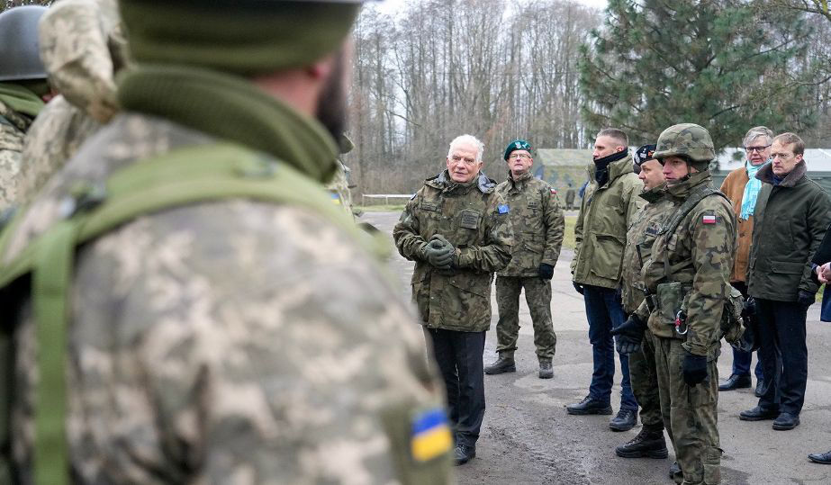 Боррель встретился с украинскими военными в Польше.