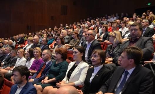 Câștigătorii concursului Pedagogul anului vor primi un premiu bănesc de 50 de mii de lei. Foto: zoomit.md
