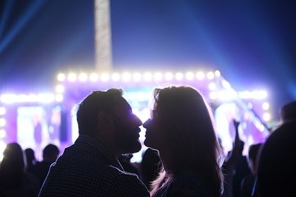 Женщина сфотографировала, как ее партнер заполняет соответствующий документ.