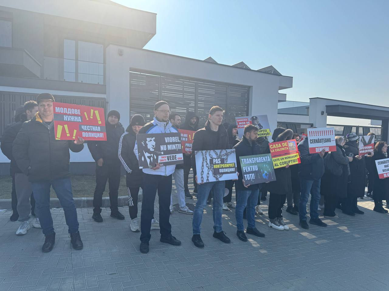 Activiștii Partidului Șansă au pichetat casa șefului IGP: Cer demisia.