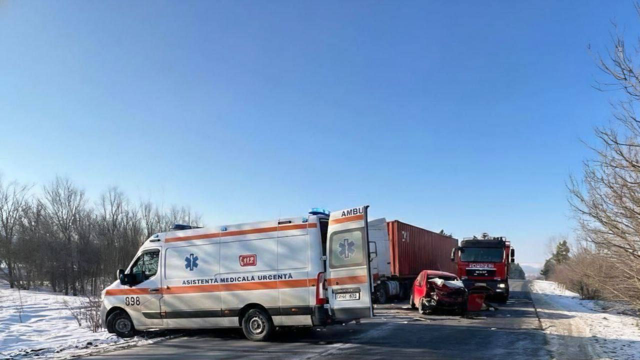Accident la Anenii Noi: O șoferiță a murit după ce s-a lovit frontal cu un camion.