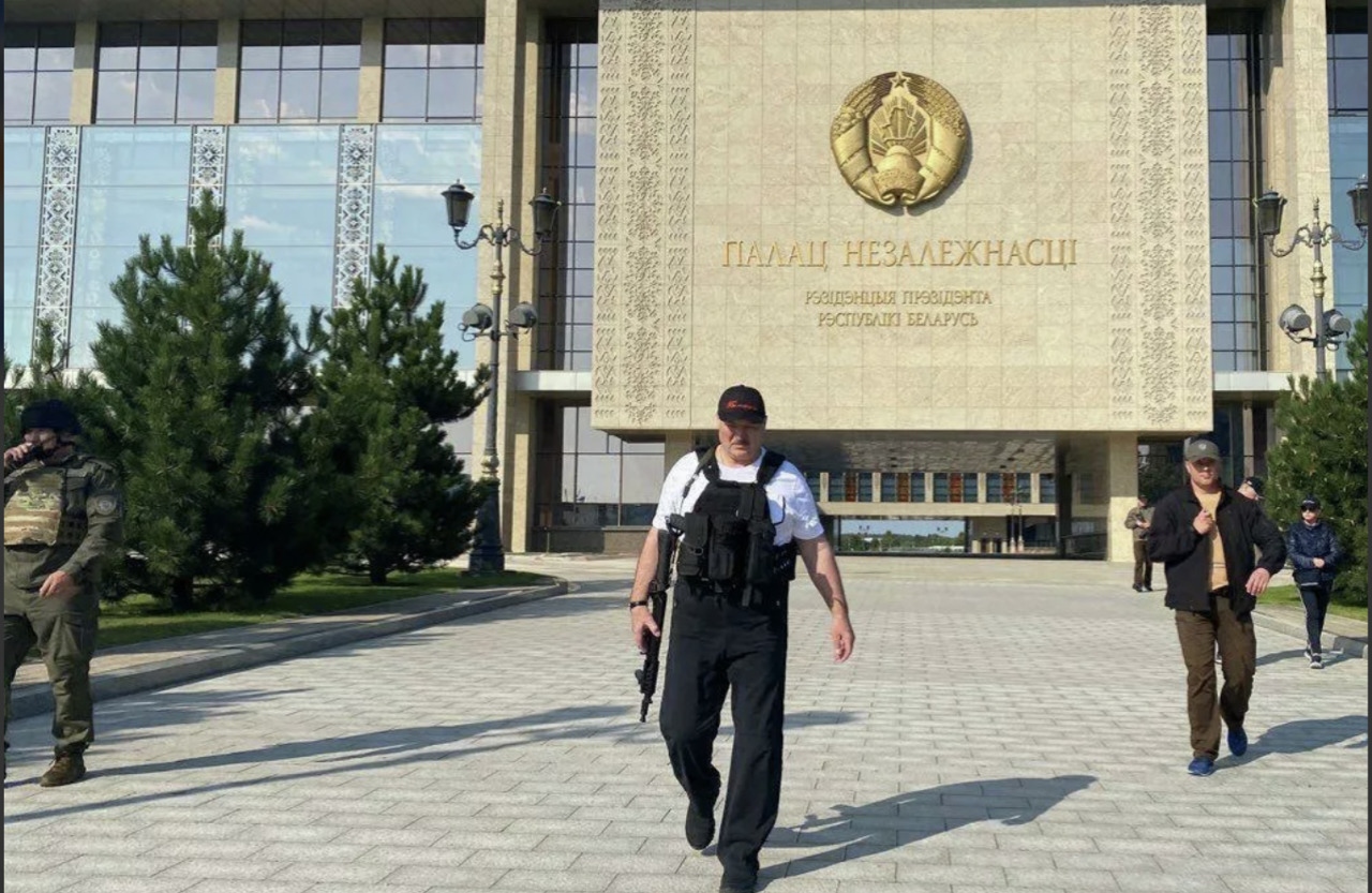 Лукашенко назвал свое появление с автоматом "порывом души".