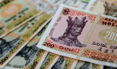 Deprecierea în ritm alarmant a valutei naţionale loveşte tot mai mult în importatori ale căror venituri s-au micşorat considerabil în ultima perioadă.