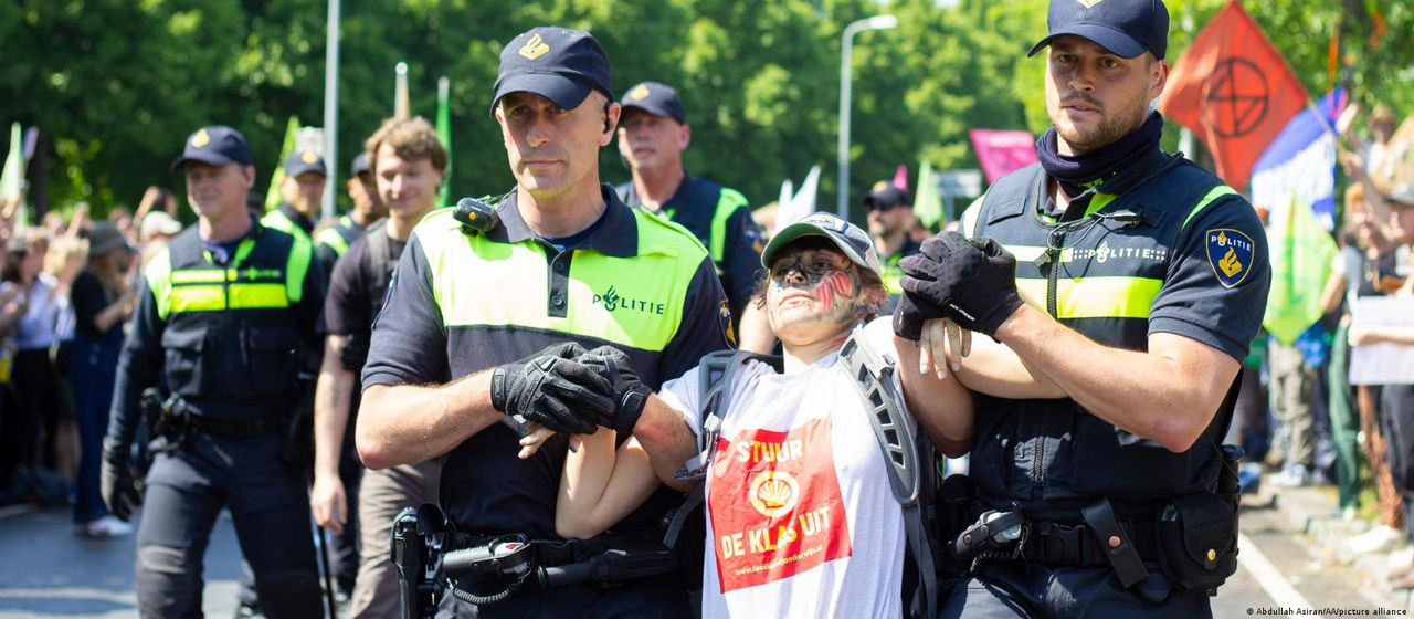В Гааге задержаны более 1500 экоактивистов: среди них звезда "Игры престолов".