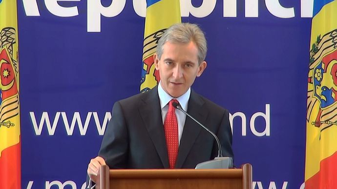 Школьникам Лянкэ пожелал хорошего и плодотворного отдыха, а педагогов поблагодарил за самоотверженность.