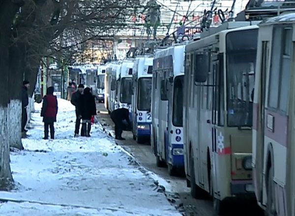 Circulaţia troleibuzelor a fost oprită pentru patru ore la Bălţi. Foto: protv.md