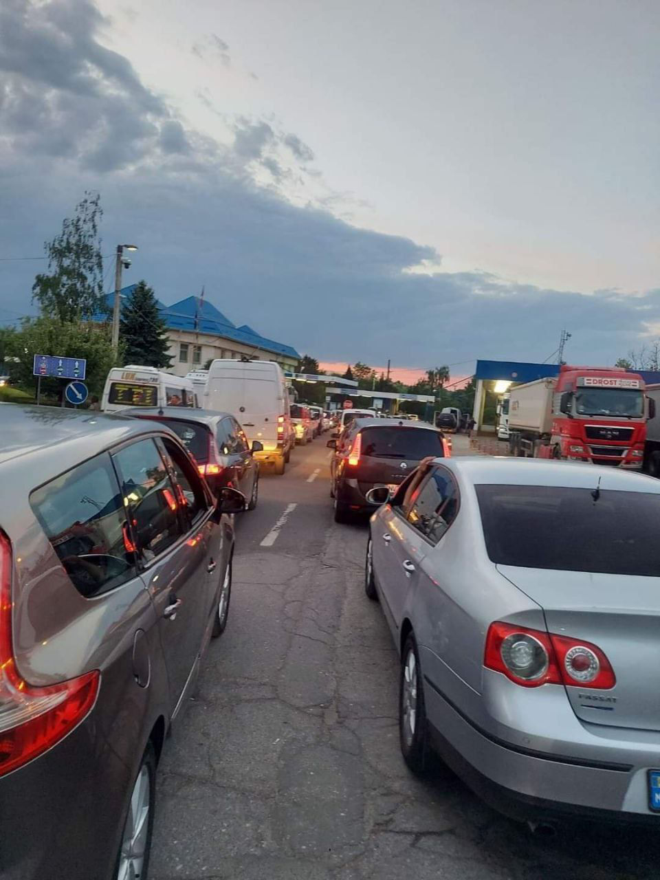Погранполиция: На КПП в Скуленах сформировалась очередь из машин.