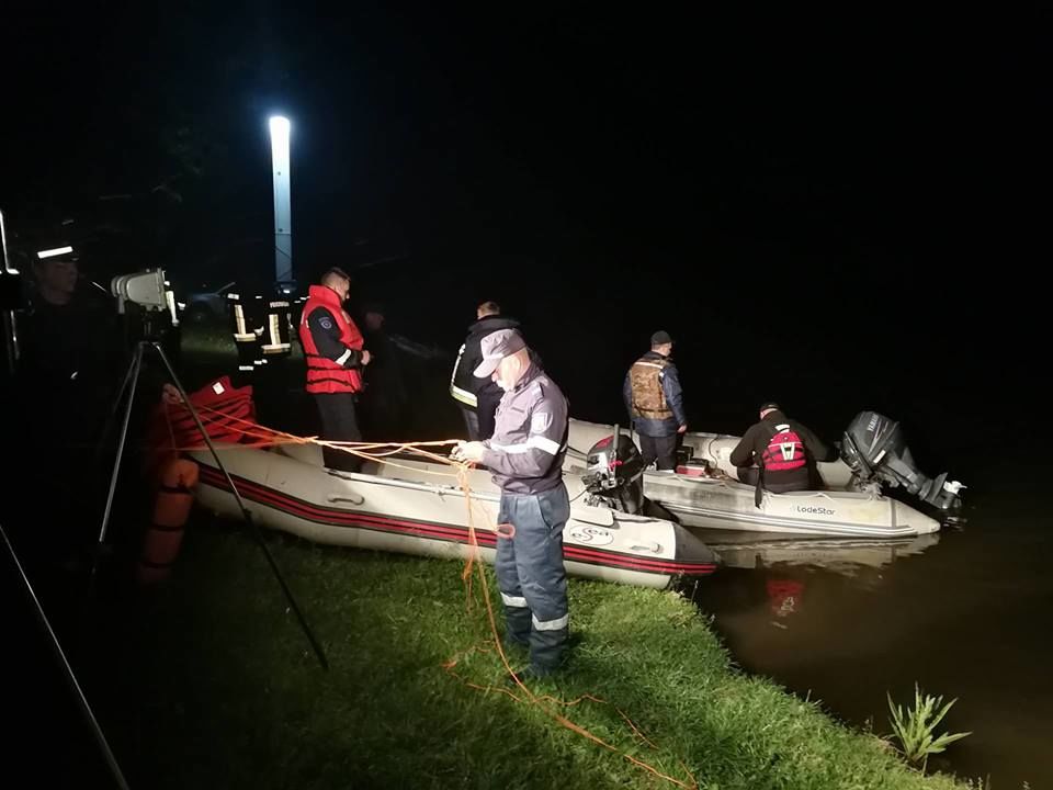Водолазы продолжают поиски тела 7-летнего ребенка. Фото facebook.com/Inspectoratul General pentru Situații de Urgență al MAI.