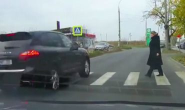 Șoferul unui Porsche, cât pe ce să spulbere un pieton pe zebră