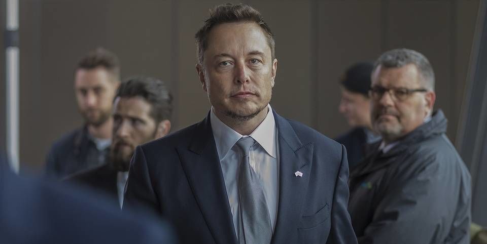Илон Маск продал акции Tesla еще на $930 миллионов.