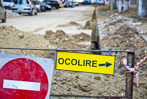 Conducătorii auto care traversează zona sunt rugaţi să respecte semnalizarea rutieră temporară.