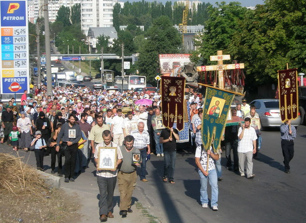 Sute de credincioși au pornit, în această dimineaţă, pe Drumul Crucii şi al Pocăinţei. 