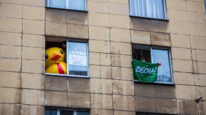 Un rus a fost trimis la închisoare pentru o rață gonflablă afișată la fereastră.
