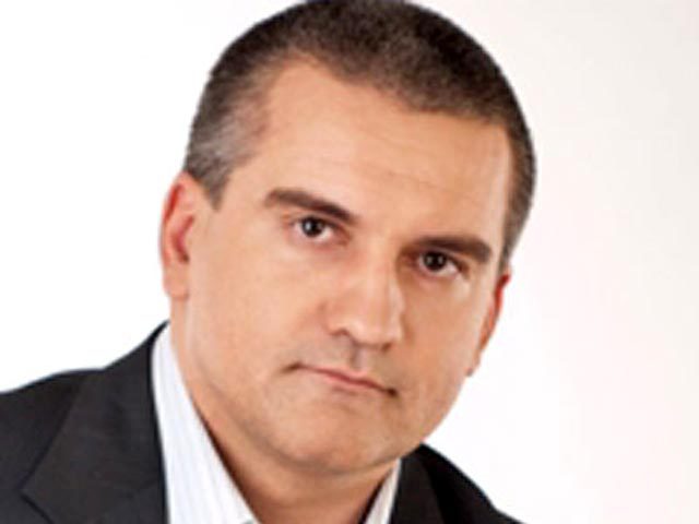 После назначения на пост главы крымского правительства Аксенов вышел на площадь перед Верховным советом автономной республики и пообщался с митингующими и журналистами. Фото: NR2.Ru