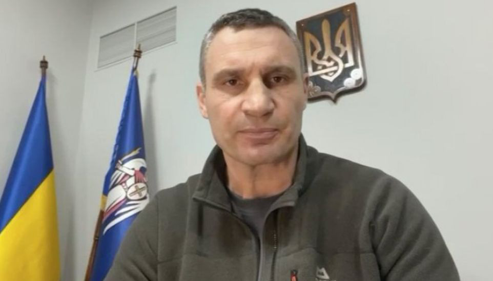 Кличко: Киев живет в условиях военного положения, мы готовимся к обороне.