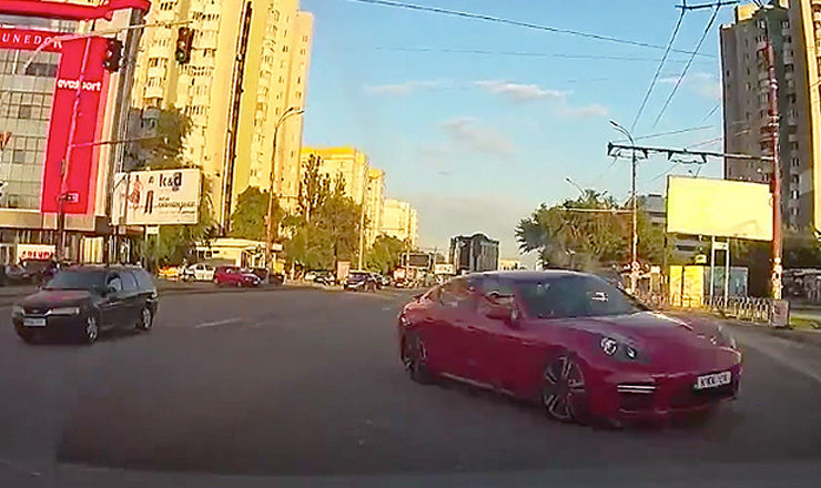 Водитель чудом спасся, после того как его подрезал Porsche.