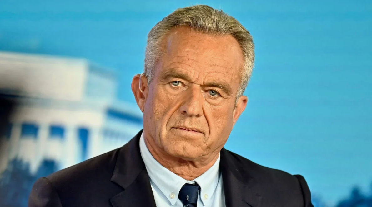 Kennedy Jr. este investigat din cauza unei balene decapitate.