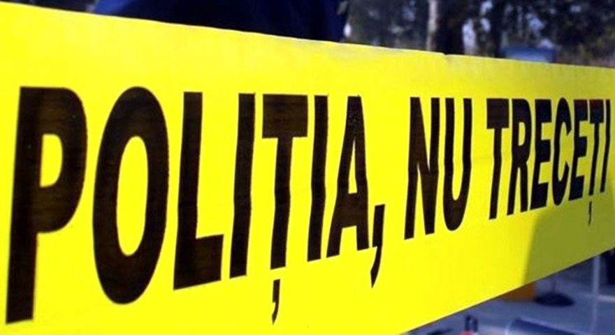 Мужчина в возрасте 45 умер после того, как несколько раз перевернулся на своем автомобиле. 