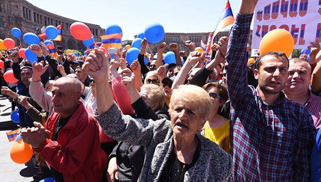 Сторонники Пашиняна заявили о намерении митинговать в Ереване "до победы".