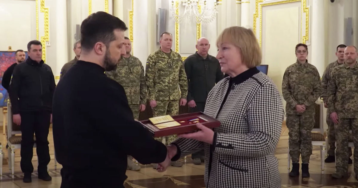 Зеленский вручил матери расстрелянного солдата награду "Герой Украины".