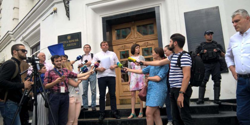 Прошение Нэстасе об отставке судей отклонено.