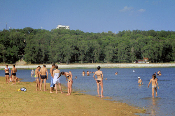 La mai multe plaje din Capitală a fost reînnoit nisipul. Foto: ipn.md