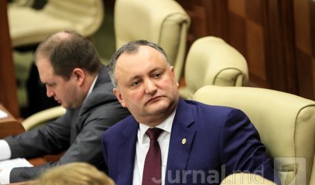 Dodon acuză guvernarea că ar tergiversa intenţionat învestirea sa în funcţie, pentru a obţine promulgarea unor proiecte de către actualul preşedinte Nicolae Timofti, pe care el nu le-ar promulga.