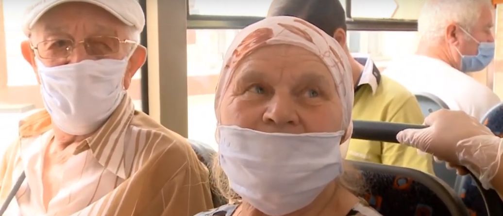 В жару поездки на общественном транспорте в масках стали испытанием.