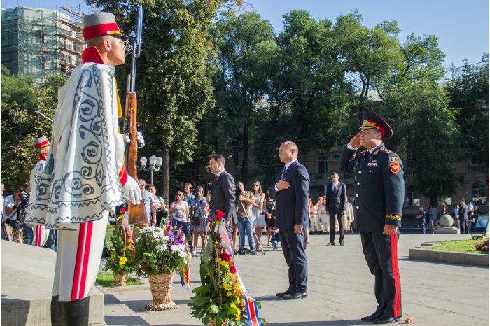 В церемонии возложения цветов также принял участие министр обороны Анатолий Шалару.