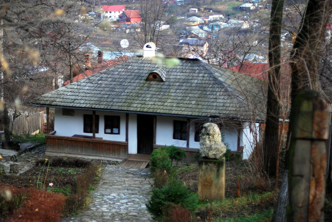 Acoperişul este găurit, iar în casă plouă.