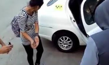 Roata se întoarce: Taximetristul rus, impus să se spele cu verde de briliant. Foto: captură video