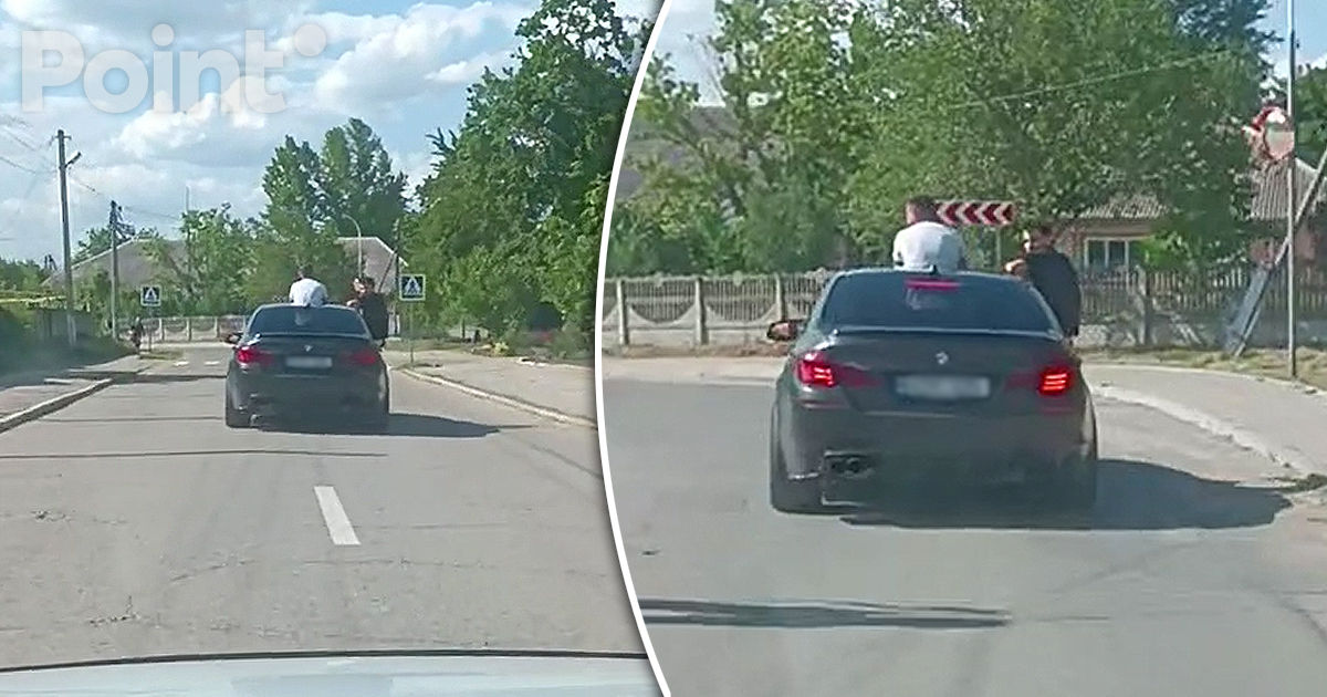В Леова молодые люди ехали в автомобиле, высунувшись из окна и люка.