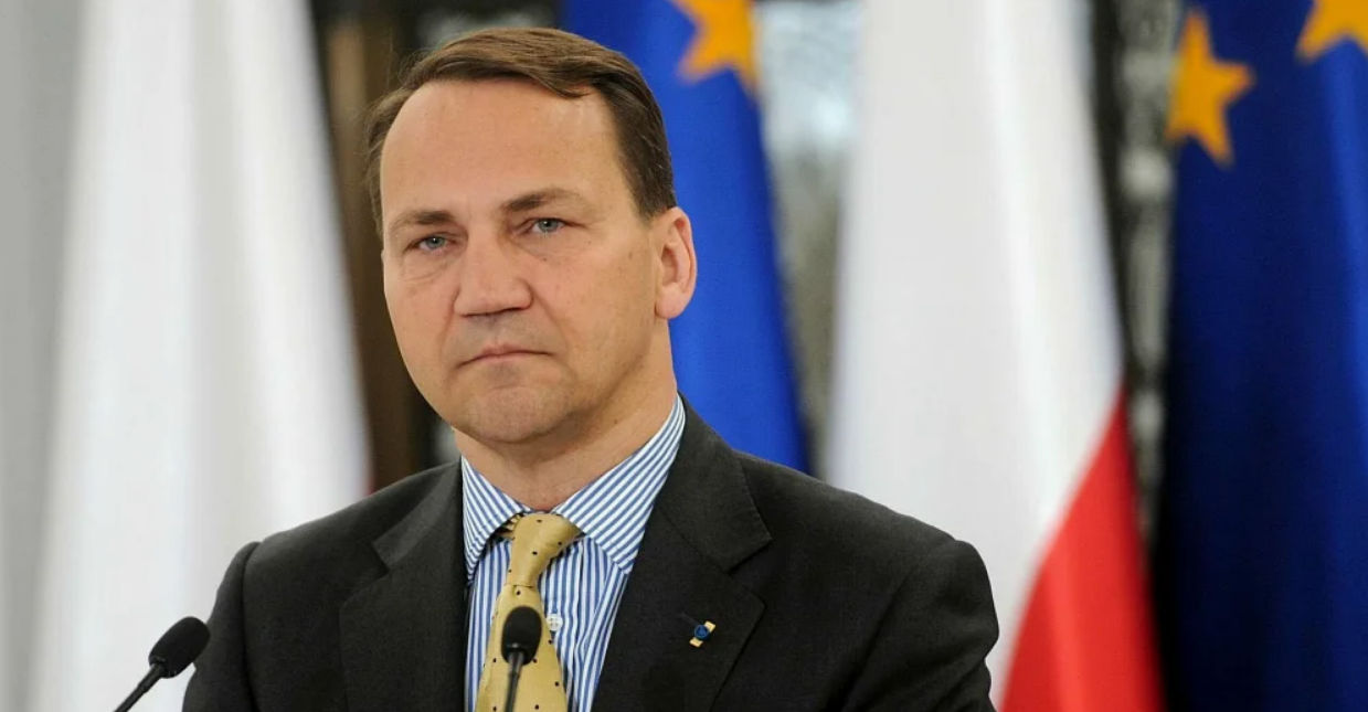 Sikorski cere suspendarea plăților sociale pentru bărbații ucraineni în statele UE.