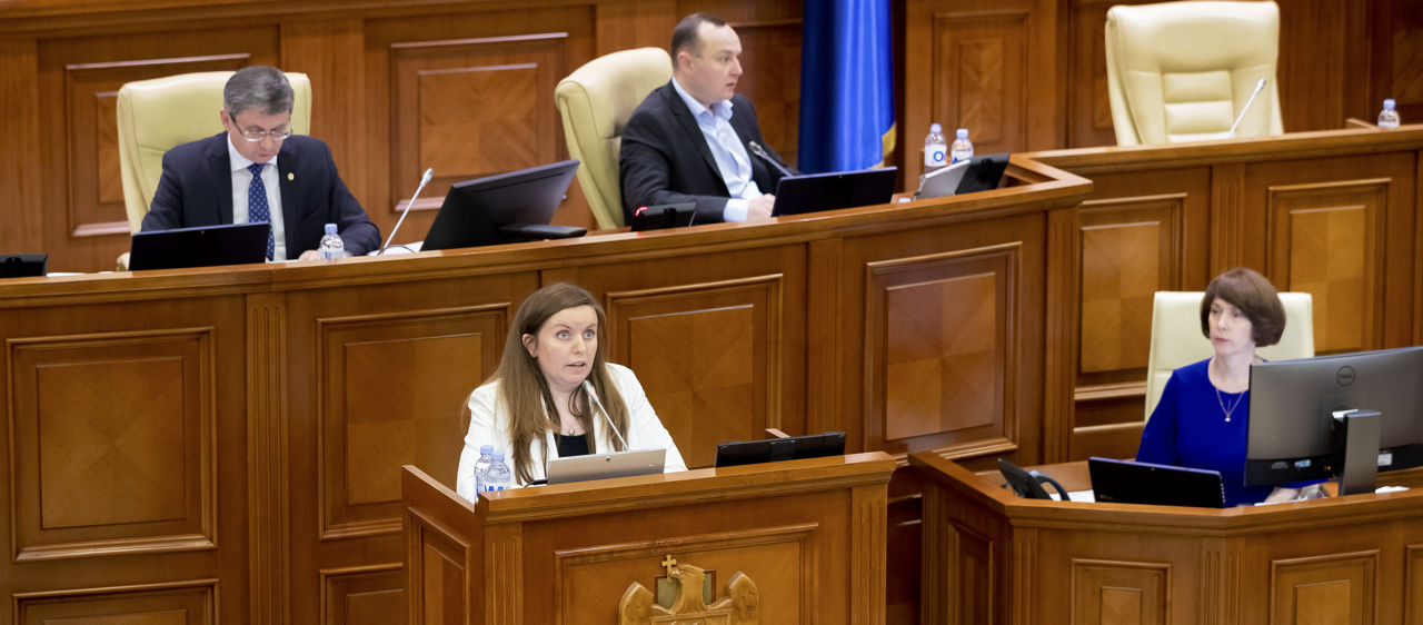 Министр посоветовала умерить ожидания в отношении повышения зарплат. Фото: parlament.md