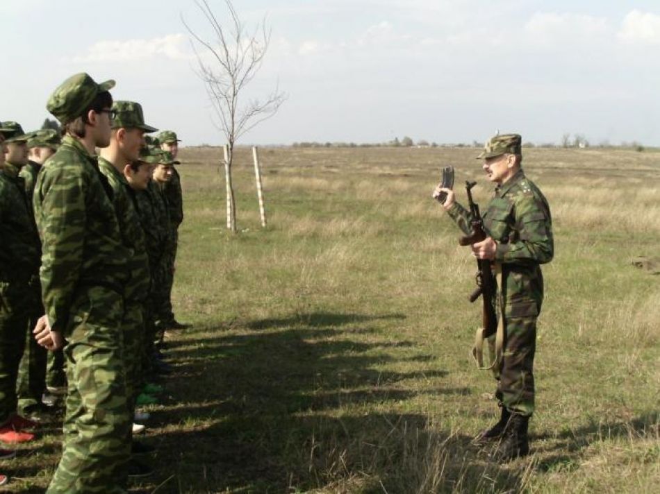 По данным следствия, подозреваемые получали деньги от курсантов, за гарантированную выдачу свидетельств об окончании кафедры.
