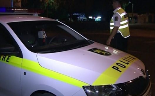 20 de tineri din comuna Băcioi au agresat un echipaj al poliţiei de patrulare, încercând să scape un şofer beat de la răspundere.